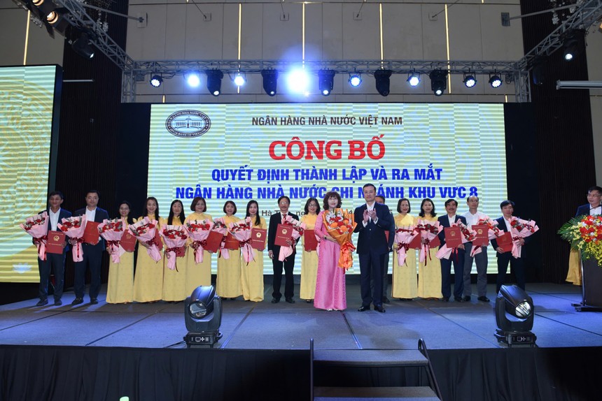 Phó Thống đốc NHNN Phạm Quang Dũng trao Quyết định điều động, bổ nhiệm nhân sự Khu vực 8