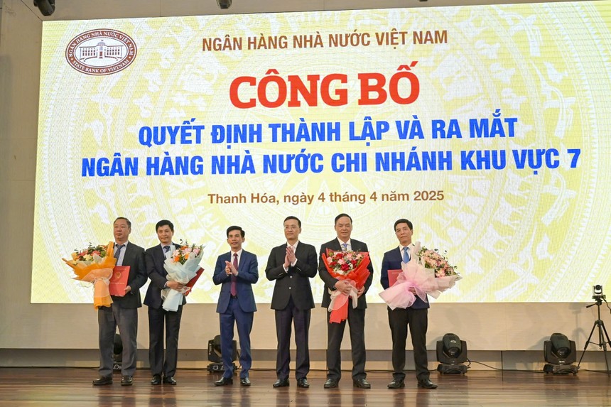 Phó Thống đốc NHNN Phạm Quang Dũng trao quyết định cho Ban lãnh đạo NHNN Khu vực 7