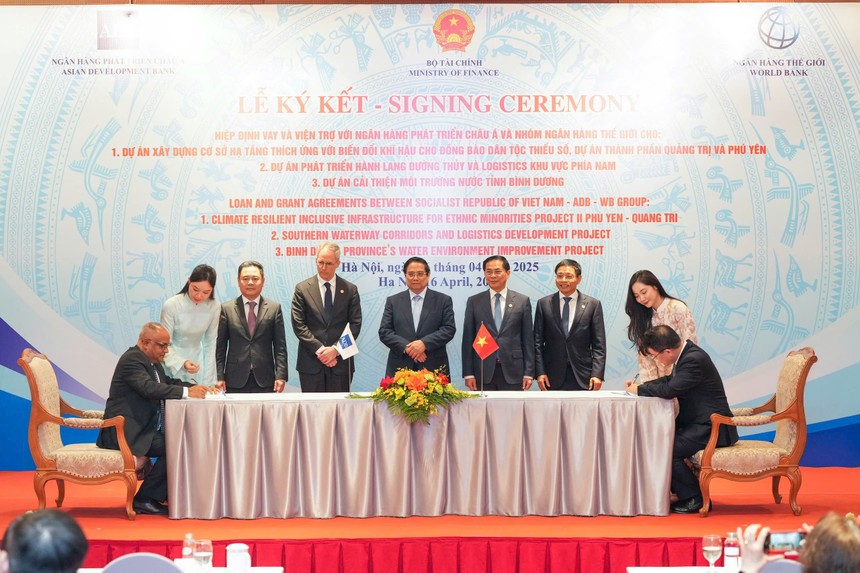 Thủ tướng Chính phủ Phạm Minh Chính, Phó chủ tịch ADB phụ trách Đông Á, Đông Nam Á và Thái Bình Dương Scott Morris và Bộ trưởng Tài chính Nguyễn Văn Thắng chứng kiến lễ ký kết. Thứ trưởng Bộ Tài chính Trần Quốc Phương và Giám đốc Quốc gia ADB tại Việt Nam Shantanu Chakraborty ký thỏa thuận về gói tài trợ tại Trung tâm Hội nghị quốc gia Hà Nội.