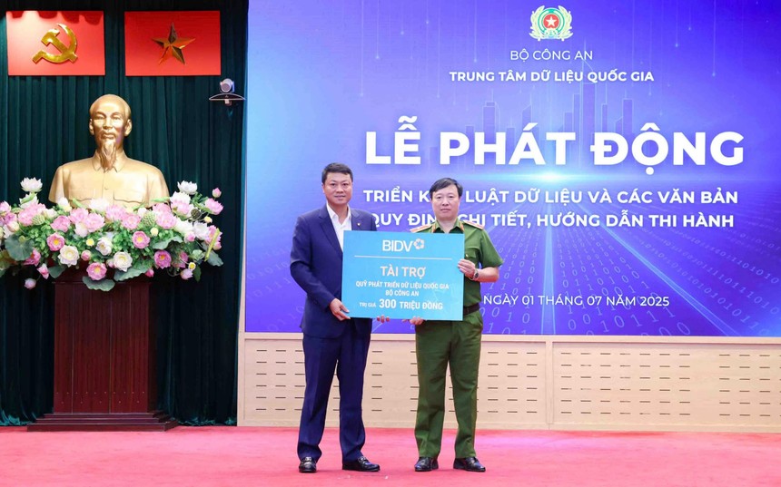 Tổng Giám đốc BIDV Lê Ngọc Lâm trao kinh phí ủng hộ Quỹ PTDLQG