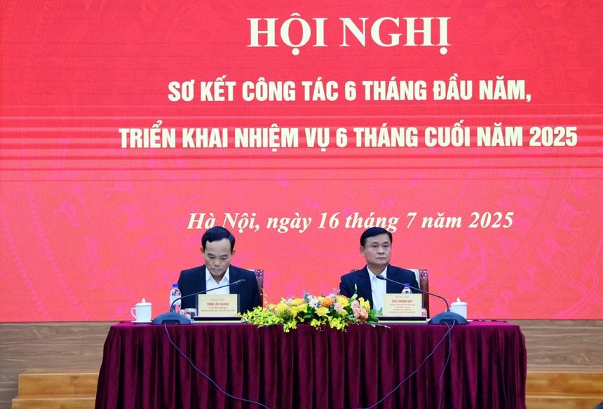 Ông Trần Lưu Quang, Bí thư Trung ương Đảng, Trưởng Ban Chính sách, chiến lược Trung ương và ông Thái Thanh Quý, Ủy viên Trung ương Đảng, Phó Trưởng Ban Thường trực, Bí thư Đảng ủy cơ quan chủ trì Hội nghị