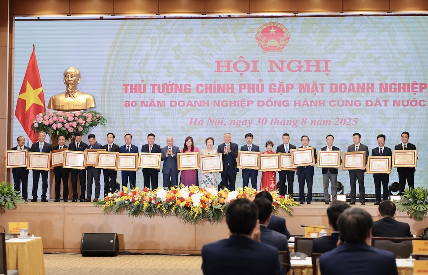 Ông Nguyễn Đức Thụy, Chủ tịch HĐQT LPBank (thứ 8 từ trái sang) đại diện Ngân hàng nhận bằng khen của Thủ tướng Chính phủ trong công tác an sinh xã hội