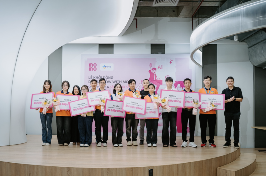 Tại Lễ Khởi động dự án, 10 bạn sinh viên đã nhận phần học bổng giá trị từ “Grow with MoMo”.