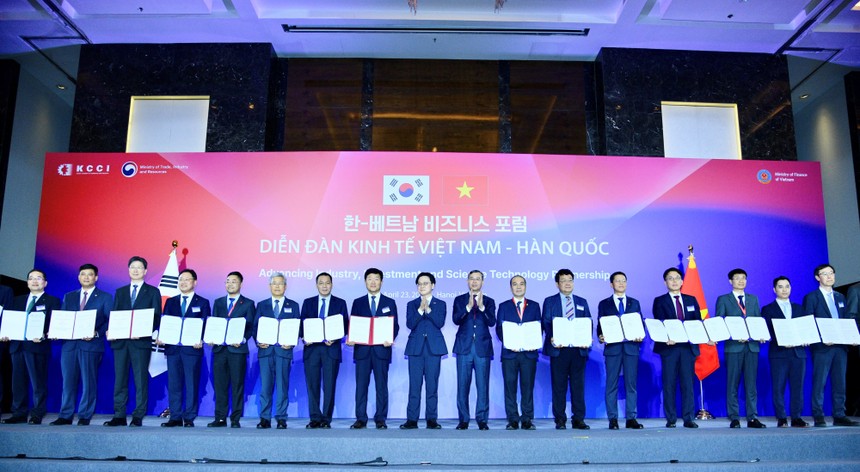 Tổng giám đốc Agribank Phạm Toàn Vượng (thứ hai từ trái sang) cùng các doanh nghiệp nhận văn bản ký kết hợp tác giữa các doanh nghiệp và tổ chức hai nước