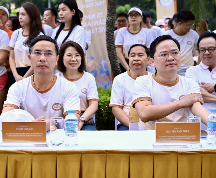 Ông Nguyễn Anh Tuấn, Ủy viên BCH Trung ương Đảng, Bí thư Đảng ủy, Chủ tịch Tổng Liên đoàn Lao động Việt Nam (bên phải); ông Phạm Đức Ấn, Ủy viên BCH Trung ương Đảng, Bí thư Đảng ủy, Thống đốc NHNN (bên trái) tại sự kiện.