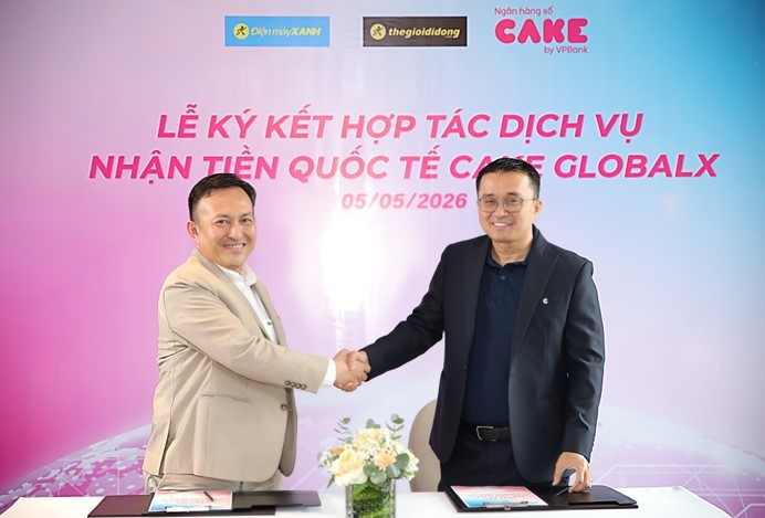 Ông Nguyễn Hữu Quang, CEO Ngân hàng số Cake (phải) và ông Trương Hồng Hoàng - Giám đốc Phát triển kinh doanh ngành hàng dịch vụ của CTCP Đầu tư Điện máy Xanh công bố hợp tác mở rộng phân phối dịch vụ nhận tiền quốc tế Cake GlobalX