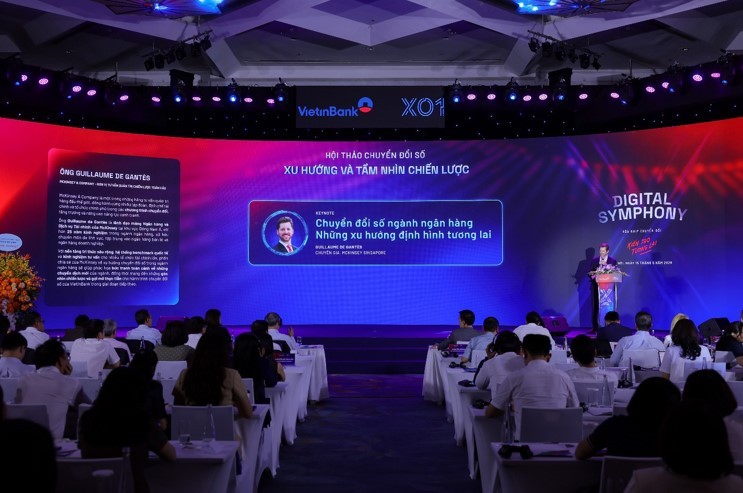 Chuyên gia Guillaume de Gantès trình bày keynote về chủ đề: “Chuyển đổi số ngành ngân hàng - Những xu hướng định hình tương lai”