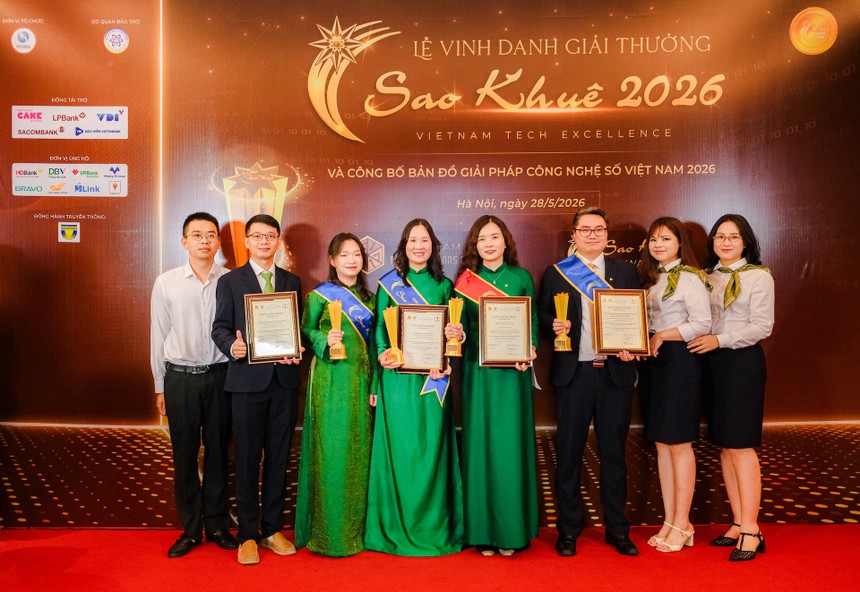 Đại diện các giải pháp xuất sắc đạt giải Sao Khuê 2026 của Vietcombank gồm VCB GovPay, VCB OneQR, VCB Open Banking và VCB Connect chụp ảnh lưu niệm tại lễ vinh danh