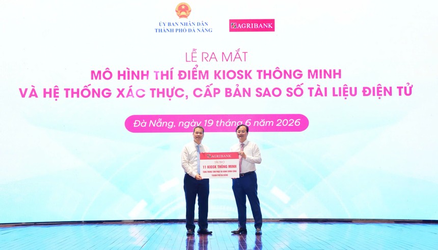 Ông Tô Huy Vũ, Chủ tịch Hội đồng thành viên Agribank trao biểu trưng tài trợ 11 Trạm dịch vụ công số phục vụ người dân thành phố Đà Nẵng