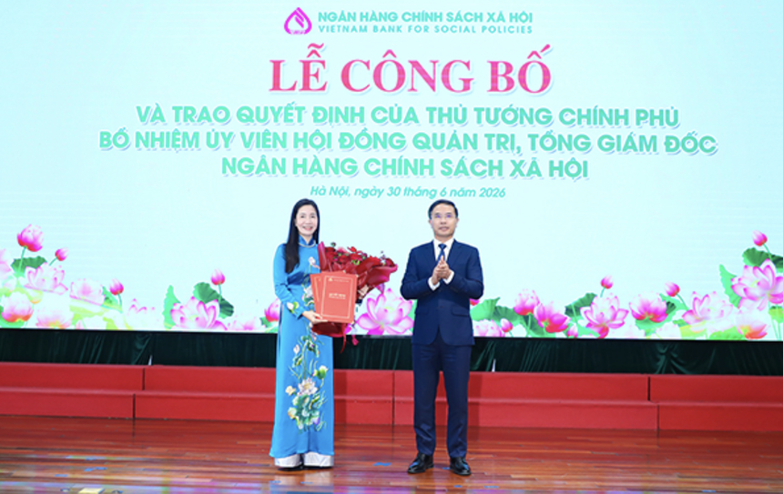 Thừa ủy quyền của Thủ tướng Chính phủ, Thống đốc NHNN Việt Nam Phạm Đức Ấn - Chủ tịch HĐQT NHCSXH đã trao Quyết định bổ nhiệm cho bà Nguyễn Thị Hằng