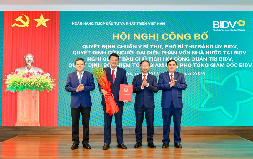 Thống đốc NHNN Phạm Đức Ấn, Phó Chủ nhiệm Ủy ban Kiểm tra Trung ương Đinh Hữu Thành và Chủ tịch HĐQT BIDV Phan Đức Tú trao Quyết định và tặng hoa chúc mừng ông Lê Ngọc Lâm nhận nhiệm vụ mới