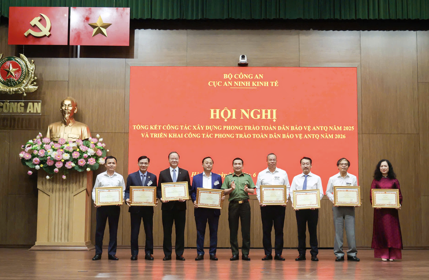 Ông Tô Huy Vũ - Bí thư Đảng ủy, Chủ tịch Hội đồng thành viên đại diện Agribank nhận Bằng khen của Bộ Công an tặng Trụ sở chính Ngân hàng Nông nghiệp và Phát triển Nông thôn Việt Nam vì đã có thành tích xuất sắc trong phong trào Toàn dân bảo vệ an ninh Tổ quốc 
