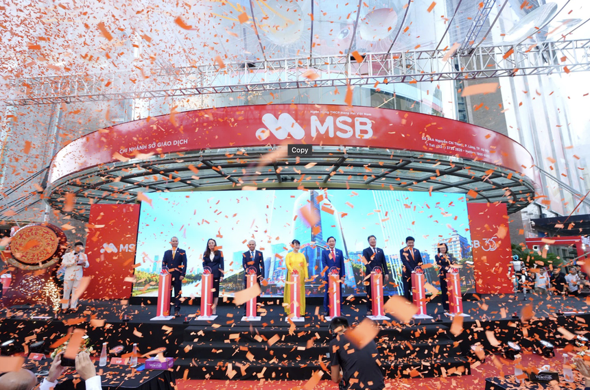 Ban Lãnh đạo MSB và khách mời thực hiện nghi thức khai trương Hội sở chính và Chi nhánh Sở Giao Dịch MSB