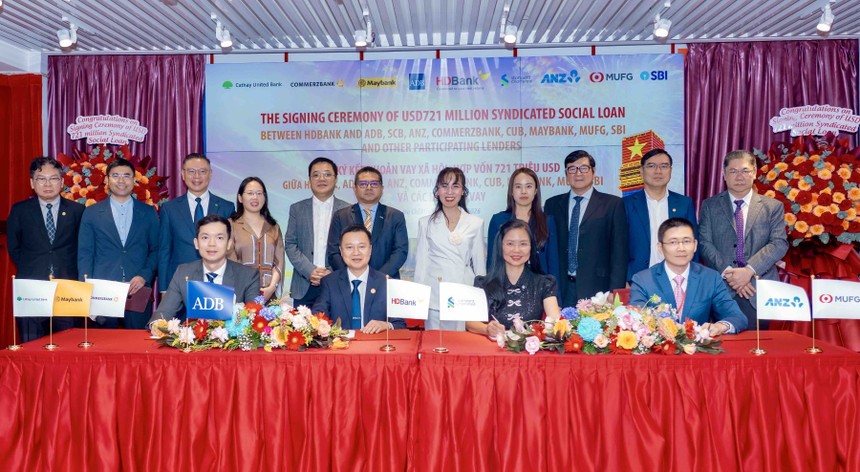 Lễ ký kết được tổ chức tại TP.HCM, với sự tham dự của HDBank, Standard Chartered, Ngân hàng Phát triển Châu Á (ADB) và các tổ chức tài chính quốc tế tham gia hợp vốn