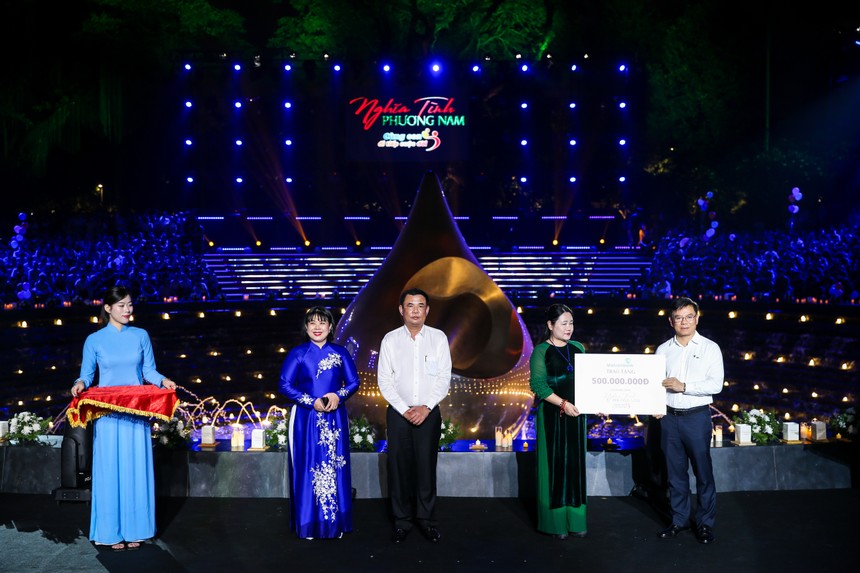 Đại diện Ban Lãnh đạo Ngân hàng TMCP Ngoại thương Việt Nam tham dự và trao quà tại sự kiện