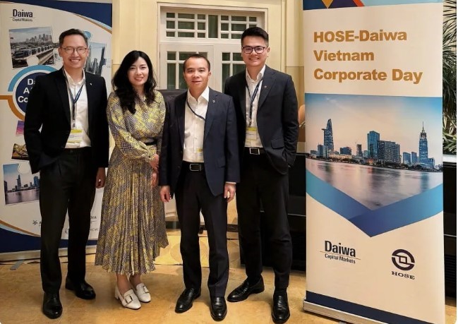 Ông Đỗ Việt Hùng, Thành viên HĐQT Vietcombank (thứ 2 từ phải sang) cùng đại diện Ban Chiến lược & TK HĐQT và Văn phòng đại diện của Vietcombank tại Singapore tham dự HOSE - Daiwa Vietnam Corporate Day Singapore 2026