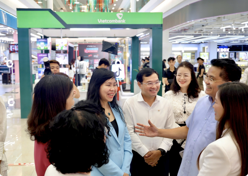 Ông Lê Quang Hòa - Ủy viên Ban Thường vụ Tỉnh ủy, Phó Chủ tịch UBND tỉnh Hưng Yên; bà Lê Hoàng Oanh - Cục trưởng Cục Thương mại điện tử, Bộ Công Thương cùng đại diện đại biểu, khách mời tham quan và trải nghiệm các giải pháp tài chính số tại gian hàng Vietcombank trong khuôn khổ chương trình