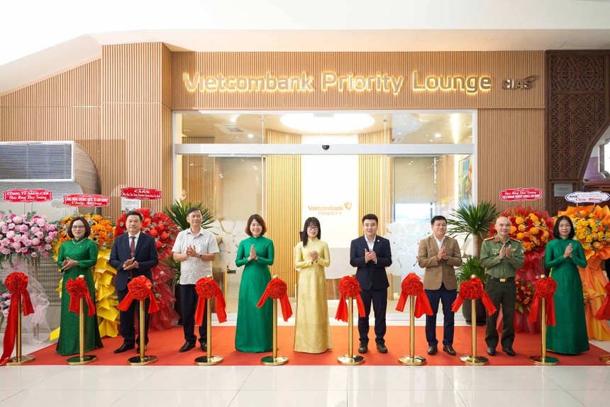 Đại diện lãnh đạo Vietcombank, CIAS và các cơ quan, đơn vị tại Cảng hàng không quốc tế Cam Ranh thực hiện nghi thức cắt băng khai trương Vietcombank Priority Lounge Cam Ranh 