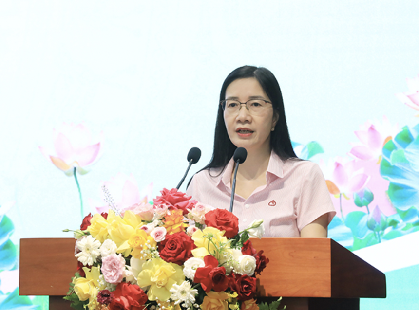 Bà Nguyễn Thị Hằng, Tổng giám đốc Ngân hàng Chính sách Xã hội phát biểu tại Hội nghị