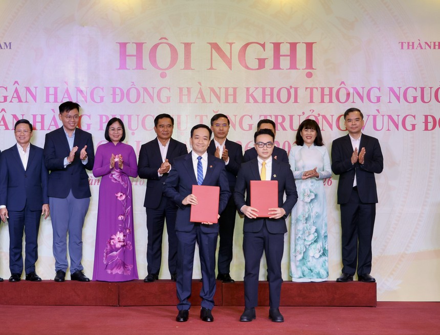 Ông Tạ Kiều Hưng, Thành viên HĐQT, Tổng Giám đốc NCB (bên trái, hàng trước) cùng các ngân hàng trao thoả thuận hợp tác với các đối tác tại sự kiện