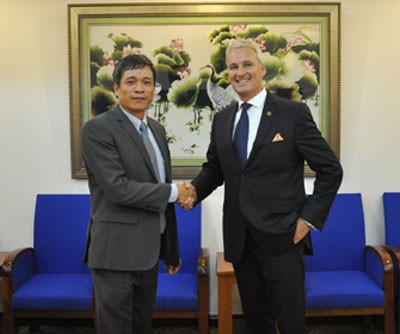 Ông Phùng Ngọc Khánh và  ông Wayne Besant