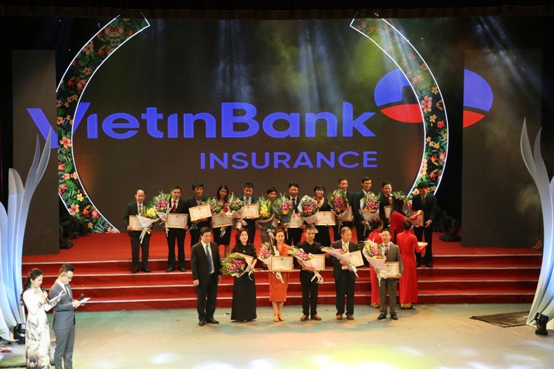 Thứ trưởng, Phó chủ nhiệm Ủy ban dân tộc Hoàng Thị Hạnh và Thứ trưởng Bộ Giáo dục & Đào tạo Nguyễn Hữu Độ lên trao bằng khen nhà tài trợ cho đại diện Lãnh đạo Bảo hiểm VietinBank.

 