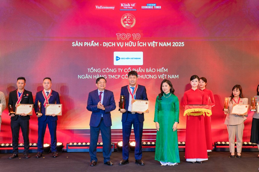 Đại diện Lãnh đạo Bảo hiểm VietinBank (VBI) nhận bằng khen và cúp của Ban tổ chức
