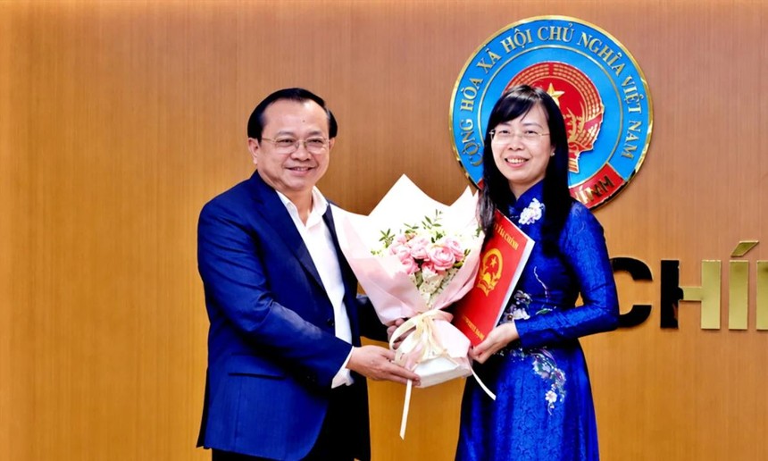 Tân Phó Cục trưởng Cục Quản lý, Giám sát bảo hiểm Trần Thị Tuyết Lan nhận quyết định bổ nhiệm từ Thứ trưởng Bộ Tài chính