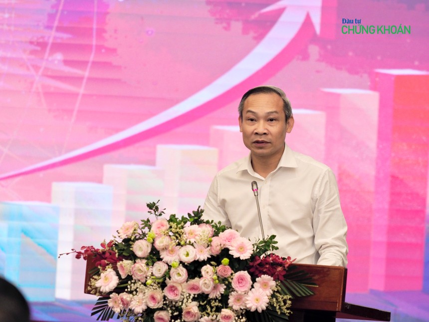 Ông Phan Đức Hiếu, Uỷ viên thường trực Uỷ ban Kinh tế của Quốc hội trình bày tham luận sáng 19/7 (Ảnh: M.Minh)