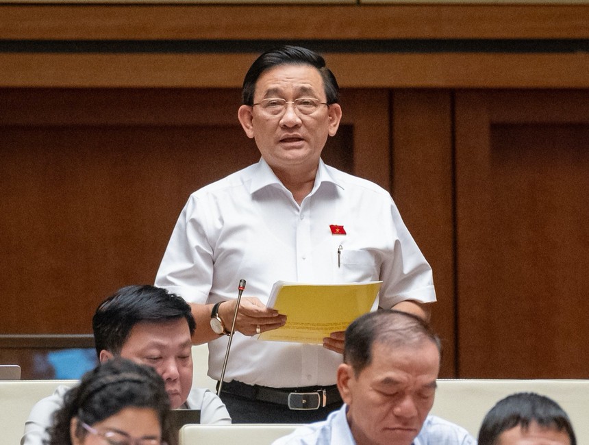 Đại biểu Trần Quốc Tuấn (Đoàn ĐBQH tỉnh Trà Vinh) phát biểu tại Hội trường sáng 25/5
