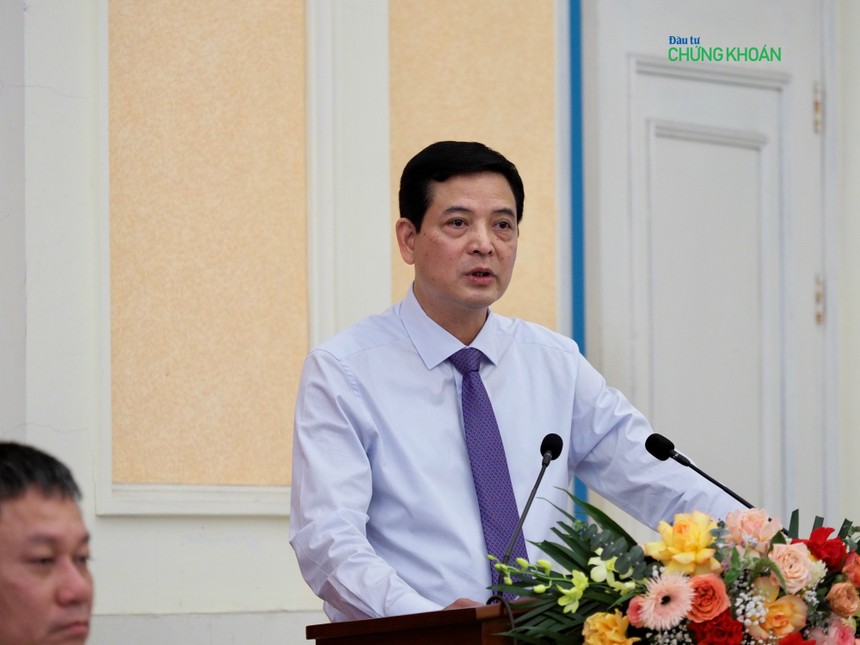 Thứ trưởng Bộ Xây dựng Bùi Xuân Dũng phát biểu tại cuộc họp báo chiều 14/6 (Ảnh: H.Yến)