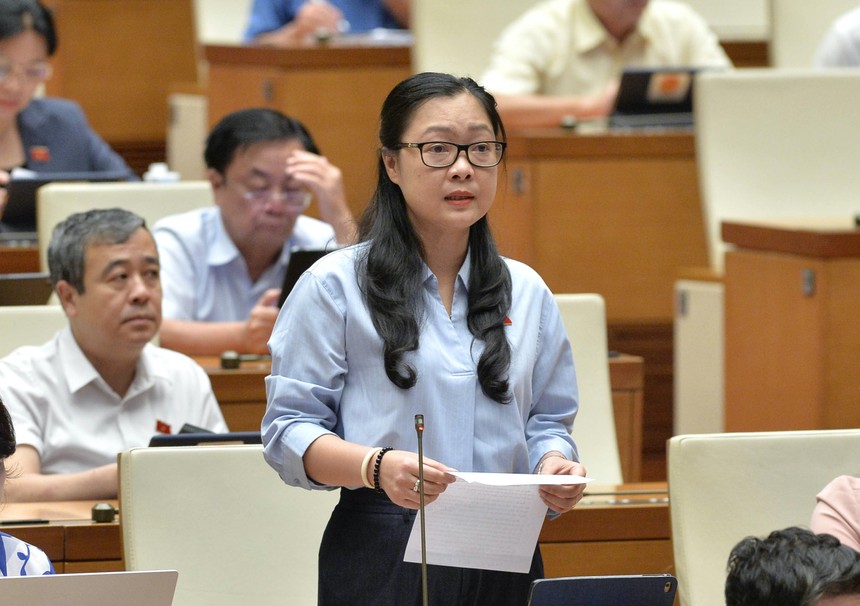 ĐBQH Nguyễn Thị Quyên Thanh (Vĩnh Long) đề nghị khẩn trương chuẩn bị các điều kiện để ba luật mới về bất động sản có hiệu lực sớm.