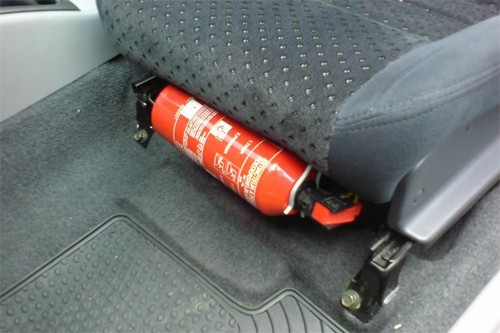 Bộ Công an từng quy định phải trang bị bình cứu hoả trên ô tô cá nhân vào năm 2015, sau đó bãi bỏ vào năm 2020 do không hợp lý, không khả thi.