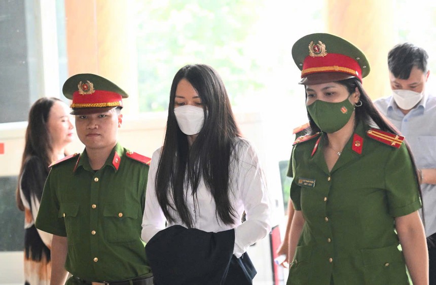 Bị cáo Trịnh Thị Thuý Nga (Phó tổng giám đốc Công ty Chứng khoán BOS, em gái ông Quyết) được dẫn giải tới phiên tòa phúc thẩm sáng 17/6.