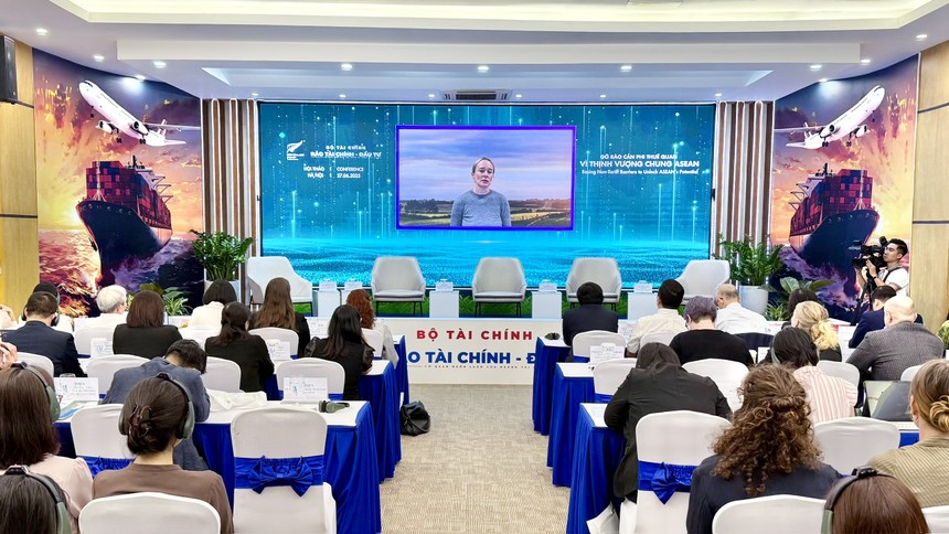 Bà Justine Aroll - Giám đốc điều hành chiến lược thương mại tại Fonterra trình bày tham luận tại Hội thảo sáng 27/6 bằng hình thức trực tuyến từ New Zealand (Ảnh: Chí Cường)