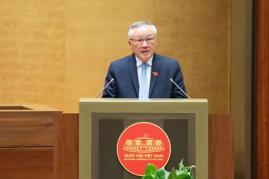 Phó Thủ tướng Thường trực Chính phủ Nguyễn Hòa Bình trình bày Báo cáo tổng kết công tác nhiệm kỳ 2021-2026 của Chính phủ chiều 20/10 (Ảnh: quochoi.vn)