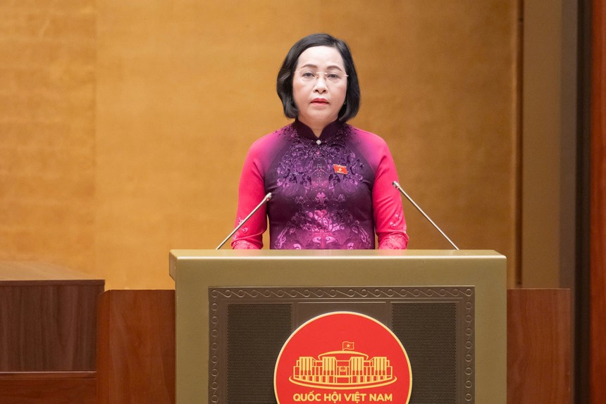 Phó Chủ tịch Quốc hội khoá XV Nguyễn Thị Thanh trình bày Báo cáo tóm tắt tổng kết cuộc bầu cử đại biểu Quốc hội khóa XVI và đại biểu Hội đồng nhân dân các cấp nhiệm kỳ 2026 - 2031 sáng 6/4 (Ảnh: Quốc hội)