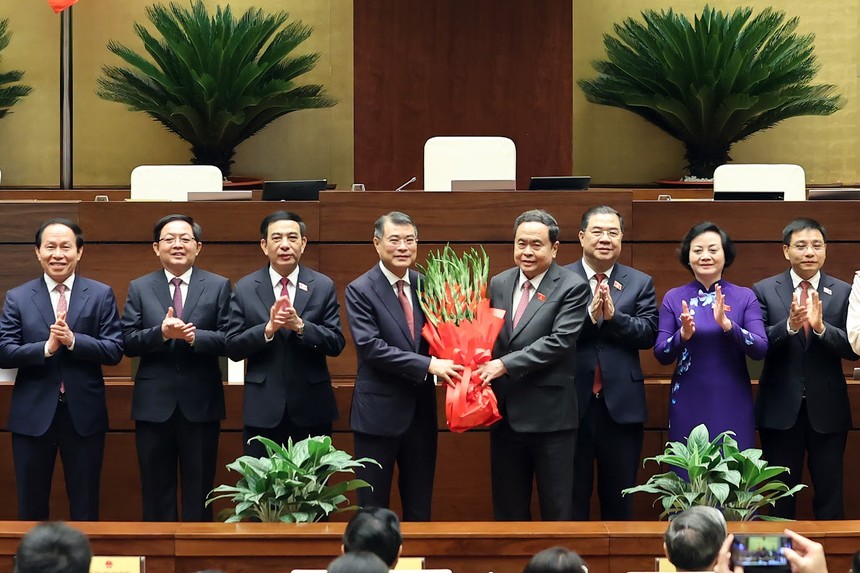 Chủ tịch Quốc hội Trần Thanh Mẫn tặng hoa chúc mừng Thủ tướng Lê Minh Hưng và 6 Phó Thủ tướng Chính phủ nhiệm kỳ 2026-2031 - Ảnh: Chinhphu.vn