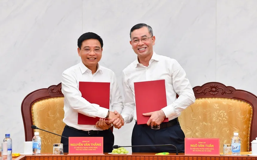 Phó thủ tướng Nguyễn Văn Thắng bàn giao nhiệm vụ quản lý Bộ Tài chính cho tân Bộ trưởng Bộ Tài chính Văn Tuấn chiều 8/4 (Ảnh: BTC)