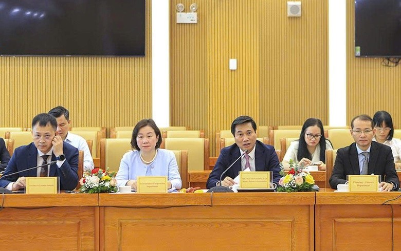 Thứ trưởng Bộ Xây dựng Nguyễn Tường Văn (người thứ 3 từ trái sang) tại buổi tiếp Đoàn doanh nghiệp thuộc Hội đồng Kinh doanh Hoa Kỳ - ASEAN sáng 16/4