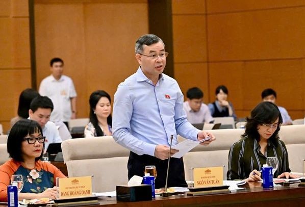 Bộ trưởng Bộ Tài chính Ngô Văn Tuấn báo cáo tại phiên họp 