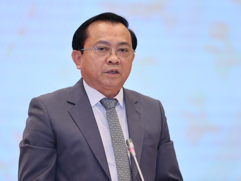 Thứ trưởng Bộ Tài chính Lê Tấn Cận trả lời báo chí tại họp báo Chính phủ tối 4/5