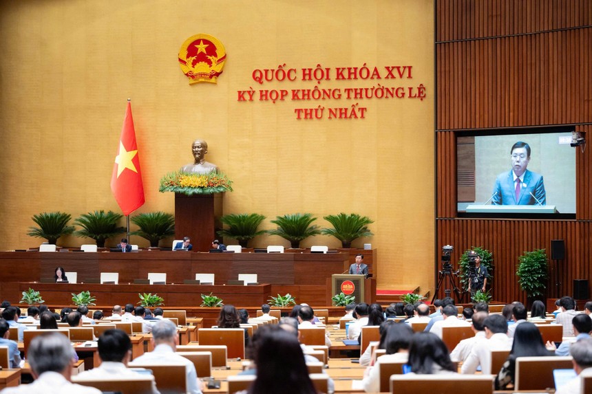 Bộ trưởng Bộ Nội vụ Nguyễn Tiến Hải trình bày Tờ trình tóm tắt về việc thành lập Thành phố Bắc Ninh sáng 6/8.