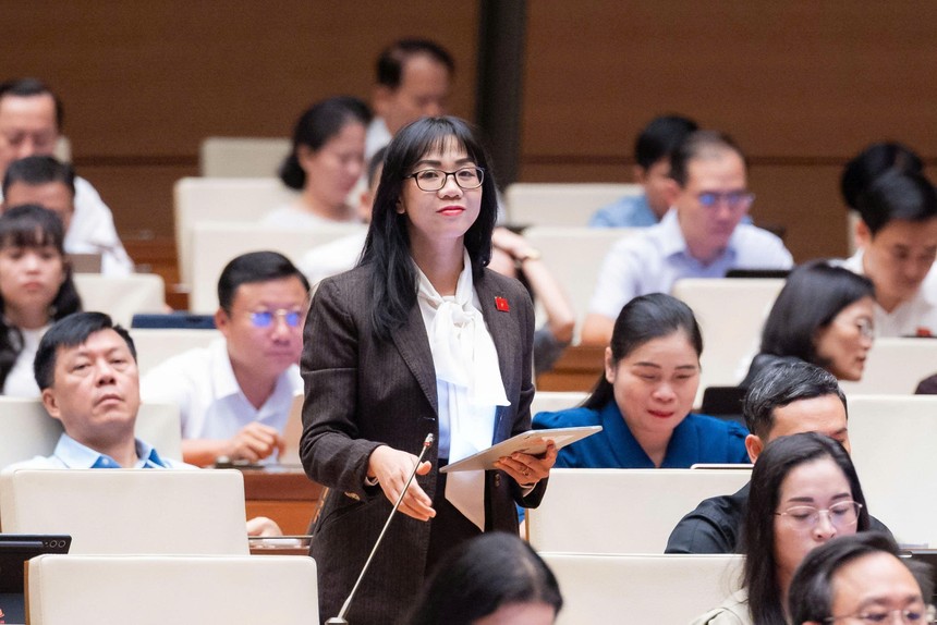 Đại biểu Trịnh Thị Tú Anh (đoàn Lâm Đồng) thảo luận tại hội trường Quốc hội sáng 9/8.