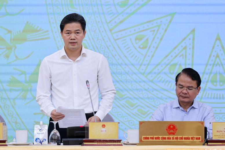 Thứ trưởng Bộ Y tế Vũ Mạnh Hà trả lời báo chí tại Họp báo Chính phủ trưa 3/10.