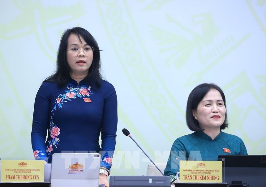 Bà Phạm Thị Hồng Yến trả lời tại họp báo chiều 16/10
