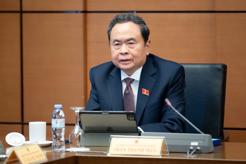 Chủ tịch Quốc hội Trần Thanh Mẫn thảo luận tại tổ về dự án Luật Bưu chính (sửa đổi) sáng 17/10.