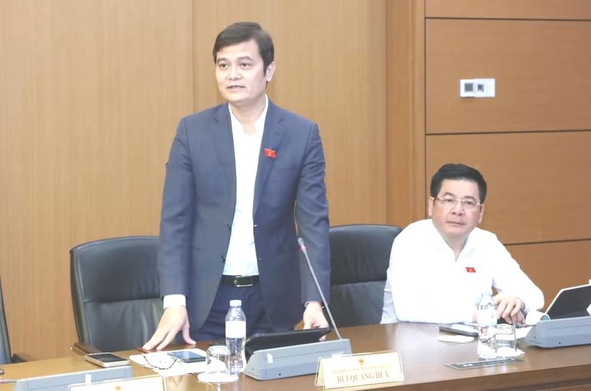 Đại biểu Bùi Quang Huy (đoàn Gia Lai) phát biểu tại thảo luận tổ chiều 19/10.