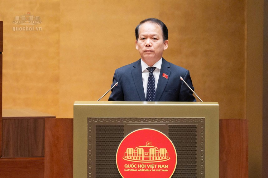 Bộ trưởng Bộ Tư pháp Hoàng Thanh Tùng trình bày Tờ trình dự án Luật sửa đổi, bổ sung một số điều của Luật Bảo vệ môi trường trước Quốc hội sáng 24/10.
