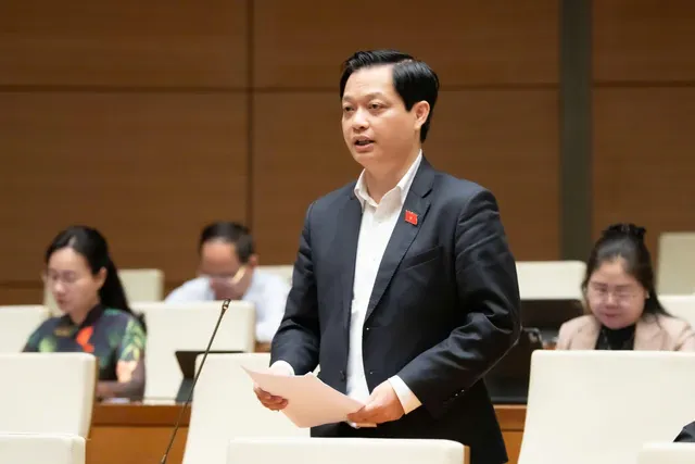 Đại biểu Nguyễn Hải Nam (đoàn TP. Huế) thảo luận tại Hội trường Quốc hội sáng 28/10.